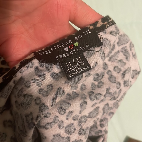 Cute crop top w V-neck - Picture 2 of 3